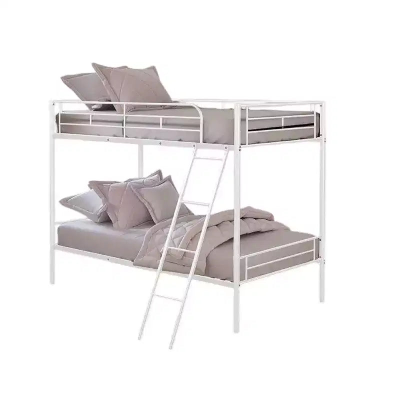 Letto a castello singolo su singolo, struttura in metallo bianco, scaletta angolata integrata
