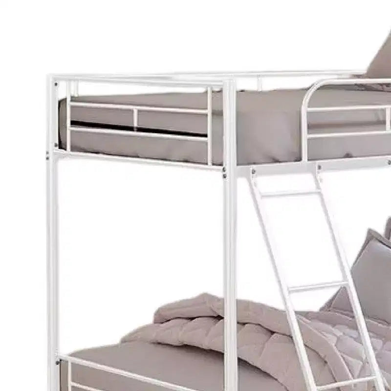 Letto a castello singolo su singolo, struttura in metallo bianco, scaletta angolata integrata