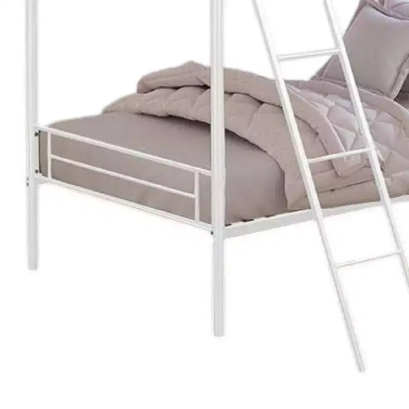 Letto a castello singolo su singolo, struttura in metallo bianco, scaletta angolata integrata