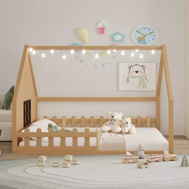 Letto a terra full size per bambini, letto Montessori in legno con recinzione e luce LED, letto a casetta full size con finestra e tetto per bambine e bambini