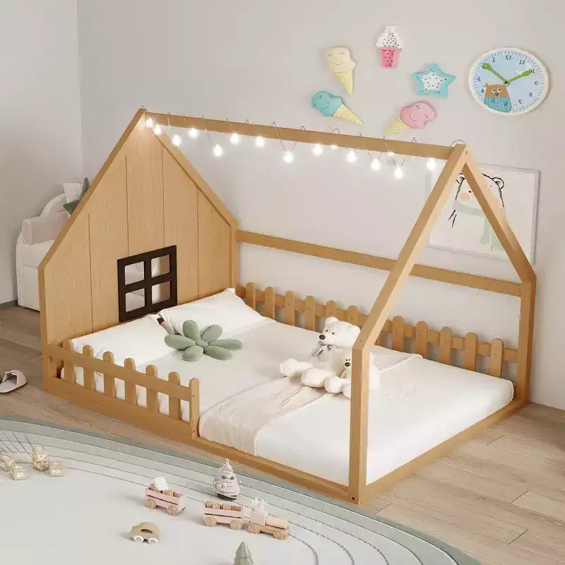 Letto a terra full size per bambini, letto Montessori in legno con recinzione e luce LED, letto a casetta full size con finestra e tetto per bambine e bambini