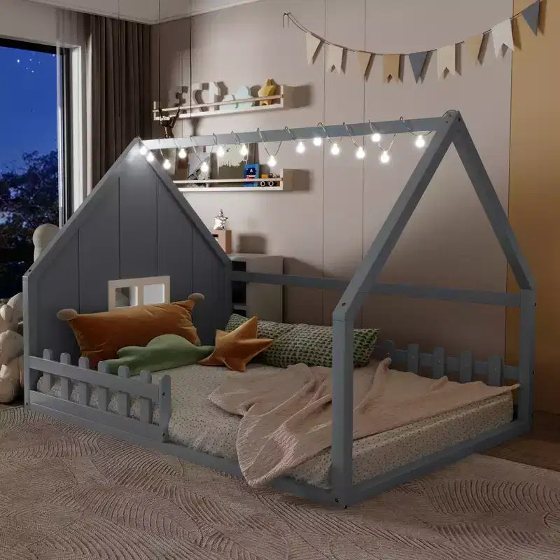 Letto a terra full size per bambini, letto Montessori in legno con recinzione e luce LED, letto a casetta full size con finestra e tetto per bambine e bambini