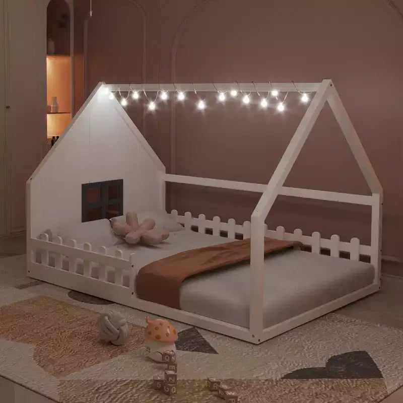 Letto a terra full size per bambini, letto Montessori in legno con recinzione e luce LED, letto a casetta full size con finestra e tetto per bambine e bambini