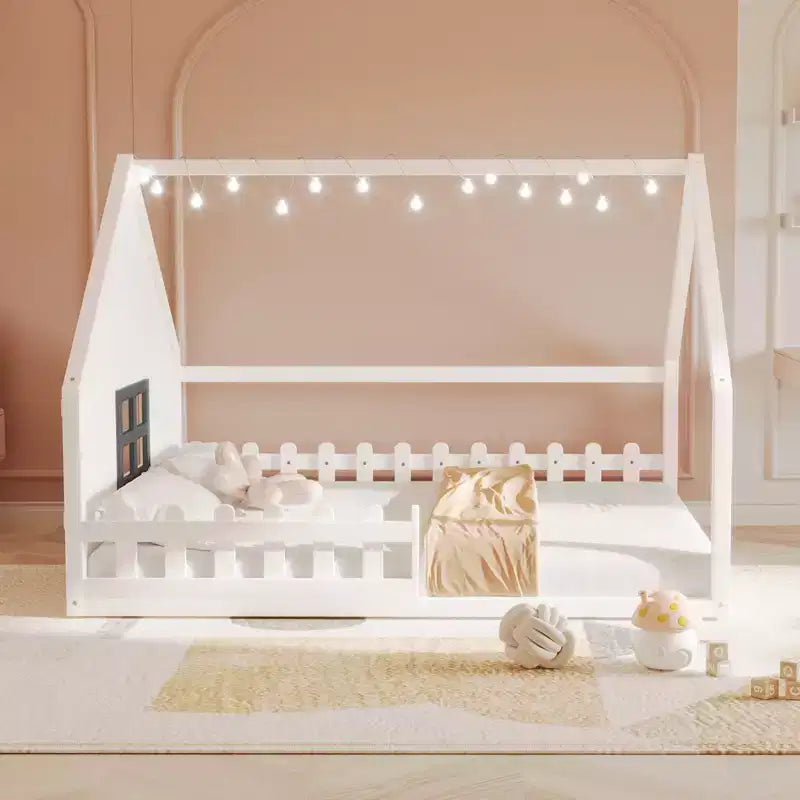 Letto a terra full size per bambini, letto Montessori in legno con recinzione e luce LED, letto a casetta full size con finestra e tetto per bambine e bambini