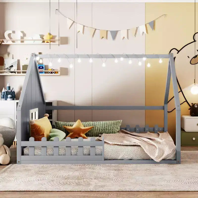 Letto a terra full size per bambini, letto Montessori in legno con recinzione e luce LED, letto a casetta full size con finestra e tetto per bambine e bambini