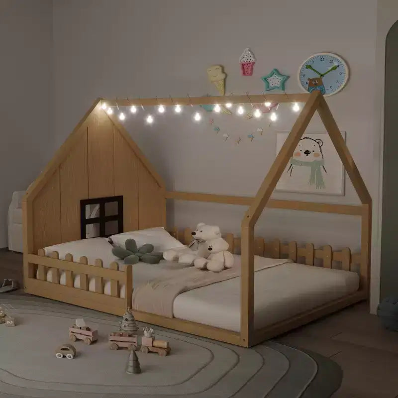 Letto a terra full size per bambini, letto Montessori in legno con recinzione e luce LED, letto a casetta full size con finestra e tetto per bambine e bambini