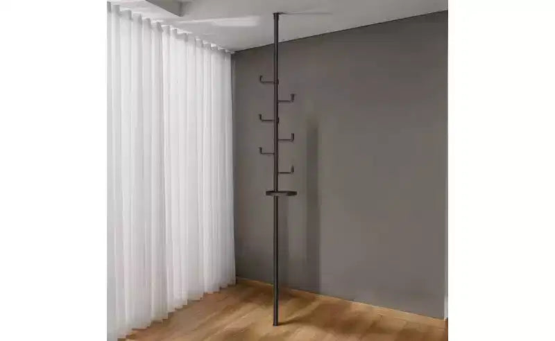 Appendiabiti a tutta altezza con palo a tensione regolabile, albero appendiabiti con vassoio e ganci per soggiorno, ingresso e balcone, nero